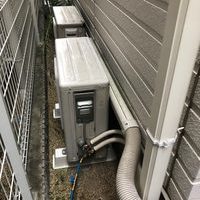 東大阪石切　エアコン　室外機移動　配管延長　防犯のサムネイル